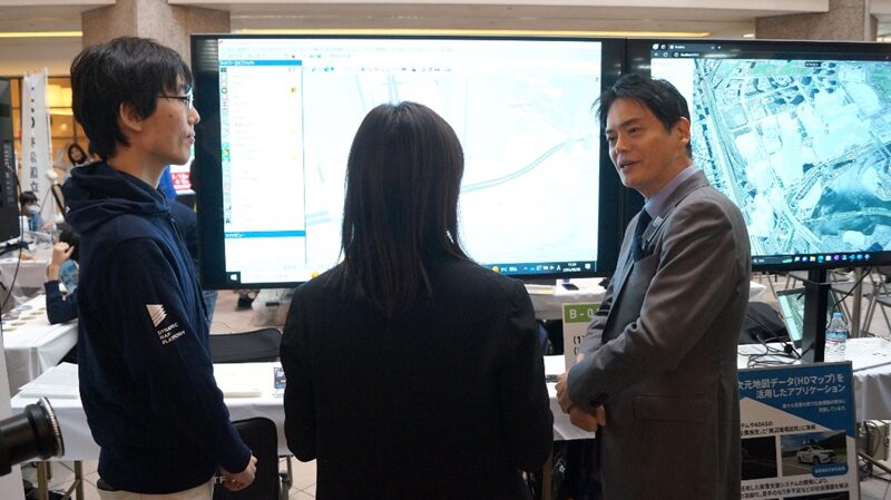 (写真)当社ブースを訪れた山中 竹春・横浜市長(右)