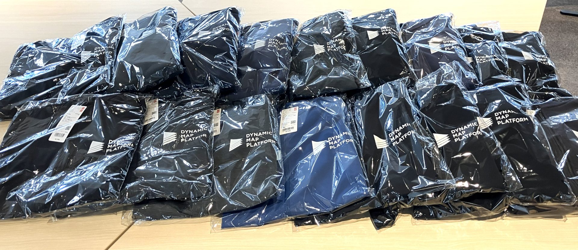 【採用担当コラム】会社ロゴ入りパーカーを社内配布！バリエーション豊富なオーダーで